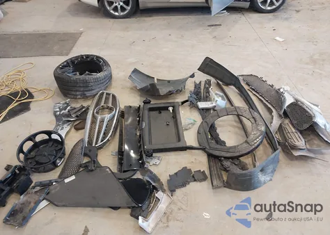 2014 Mercedes-Benz E 350 z USA, uszkodzony, nr VIN WDDHF5KB4EB044100